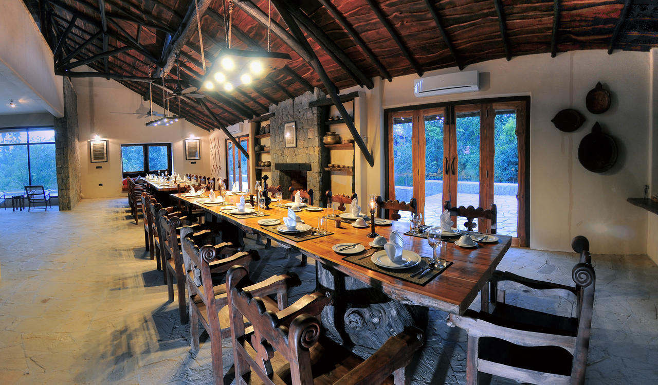 ปัคดัณดี ซาฟารีส์ - คันฮา เอิร์ธ ลอดจ์ Hotel Mandla ภายนอก รูปภาพ